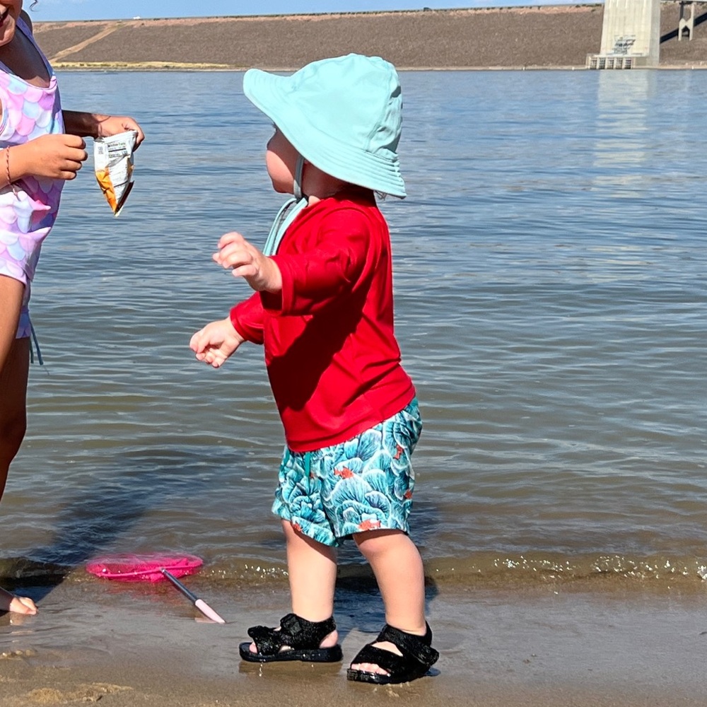 Hanna Andersson sun hat, size S. Fit my 1.5 year old big headed baby perfectly.